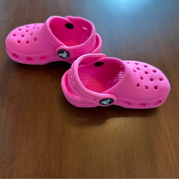 CROCS Bubblegum Barbie Pink Baby Girl Class Clog | Toddler Size 4 - Picture 3 of 4